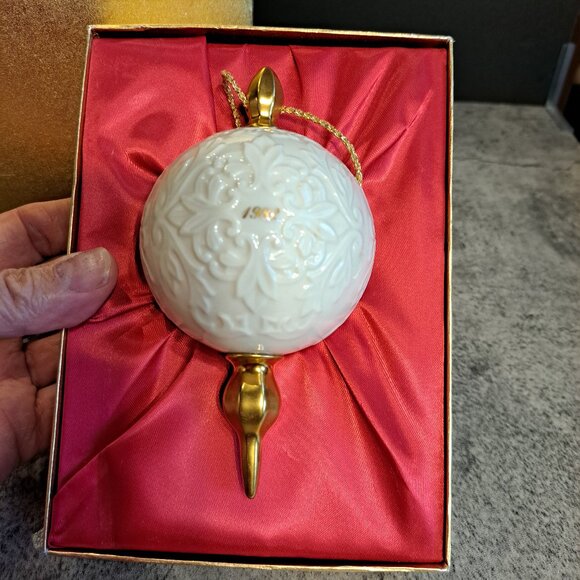 Vintage Lenox China 1982 Annual Porcelain 24K Gold Trimmed Christmas Ornament - Picture 4 of 7